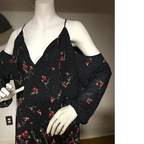 Le Chateau PLUS SIZE Floral Black Red Cold Shoulder Cut Out Long Sleeve dress - Picture 2 of 6